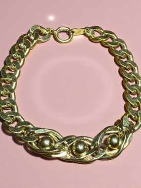 Vintage Signed TRIFARI gold-tone bracelet 7.5” Length